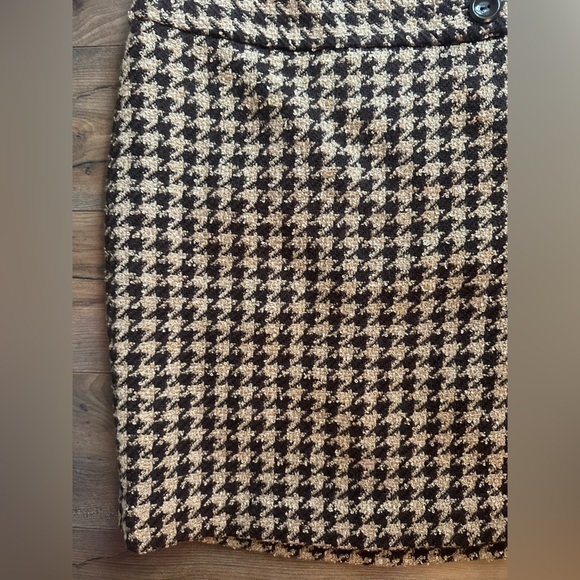 Ann Taylor Houndstooth Mini Skirt with Button Detail – Size 6 - Picture 2 of 5